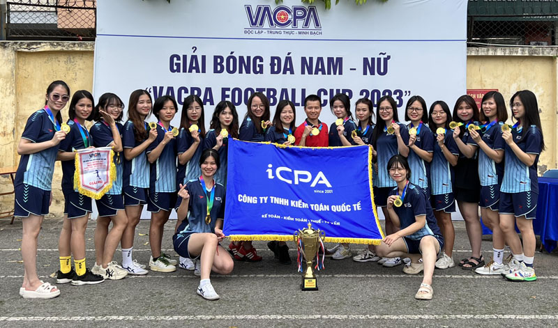 Đội bóng đá nữ iCPA Hà Nội nhận Cúp vô dịch và huy chương vàng