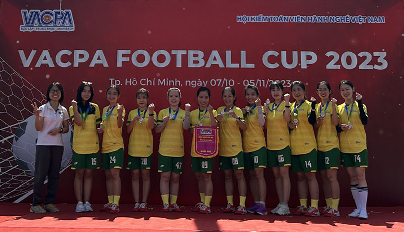 Đội bóng đá nữ iCPA Sài Gòn nhận huy chương bạc